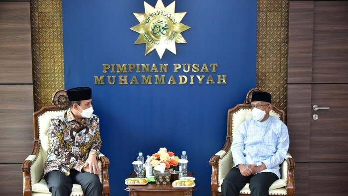 Kepala BNPT Boy Rafli Amar menemui Ketum PP Muhammadiyah Haedar Nashir membahas penguatan moderasi beragama, di kantor PP Muhammadiyah, Jakarta, Jumat (1/4/2022).