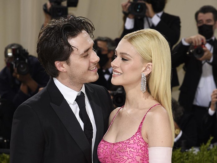 Brooklyn Beckham dan Nicola Peltz di 2021 MET Gala Brooklyn Beckham dan Nicola Peltz di 2021 MET Gala