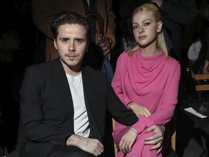 Brooklyn Beckham dan Nicola Peltz di Fashion Show Valentino Spring Summer 2022 Brooklyn Beckham dan Nicola Peltz di Fashion Show Valentino Spring Summer 2022 pada Oktober 2021. (Photo by Vianney Le Caer/Invision/AP)