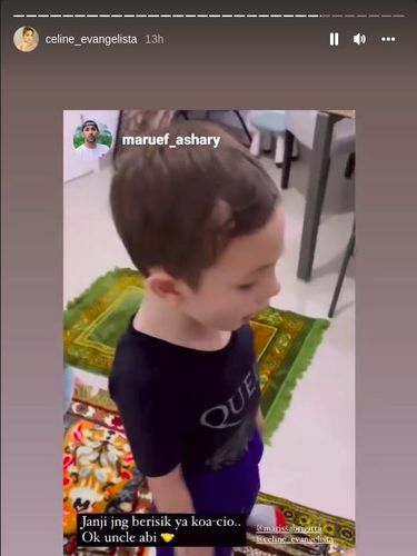 Anak Celine Evangelista belajar tarawih.