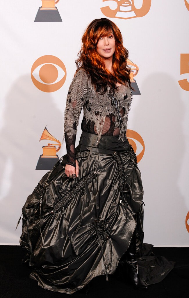 Banyak orang berharap lebih pada seseorang yang berstatus ikon fashion seperti Cher saat menghadiri acara penghargaan sekelas Grammy. Namun penampilannya di Grammy Awards 2008 justru menjadi sebuah mimpi buruk.  (Foto: AP/Mark J. Terrill)
