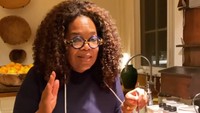 Dapur milik Oprak juga termasuk memiliki desain yang mewah. Dapurnya ini biasa digunakan untuk memasak hidangan favorit Oprah. Oprah juga membuat jendela lebar yang membuat dapurnya terekna sinar matahari dan ia juga bisa menghadap langsung ke arah kebunnya. Foto: Instagram