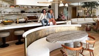 Pasangan John Legend dan Chrissy Teigen selalu menarik perhatian saat memamerkan momen kuliner mereka. Keduanya diketahui membeli rumah besar di Beverly Hills pada 2021 lalu. Teigen mengubah dapur rumahnya dengan desainer kondang Jake Arnold. Dapurnya memiliki bagian atas marmer putih dan coklat panjang dengan dinding marmer dan tiga pembakar kompor built-in. Foto: Instagram