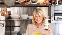 Martha Stewart terkenal di bidang kuliner karena ia sering membuat resep baru dalam buku masak, blog, dan situs web miliknya. Pada tahun 2021 Dia mendesain ulang dapur rumah pertanian modern seluas 153 hektar di Bedford, New York. Menurut Martha Stewart, tampilan dapurnya sekarang menampilkan cat satin khusus, panci dan wajan tembaga di atas rak dan kompor, dan bangku berlapis tembaga agar sesuai dengan dekorasinya. Foto: Instagram