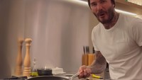 Pasangan fenomenal David & Victoria Beckham juga memiliki properti yang menakjubkan di Hollad Park. Kemewahan dapurnya tak perlu diragukan lagi, Beckham sering memamerkannya di Instagram. Nuansa hijau keemasan membuat dapurnya terkesan mewah. Foto: Instagram