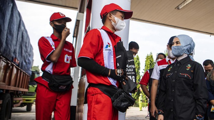 Direktur Utama PT Pertamina (Persero) Nicke Widyawati (kedua kiri) didampingi Kapolda Sumatera Selatan Irjen Pol Toni Harmanto (kiri) melakukan sidak di SPBU Soekarno Hatta Palembang, Sumatera Selatan, Minggu (3/4/2022). Untuk mengatasi antrean pengisian BBM jenis solar di Provinsi Sumatera Selatan, PT Pertamina menyiapkan 17 unit Stasiun Pengisian Bahan Bakar Umum (SPBU) Mobile dengan kapasitas mulai dari 5.000 Kiloliter (Kl) hingga 16.000 Kl.