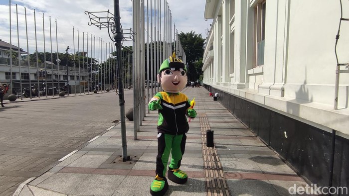 Esih badut jalanan di Jalan Asia-Afrika, Kota Bandung.