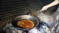 Jika ingin semakin nikmat dan memilik cita rasa, pembuatan aren harus menggunakan kayu bakar. Foto: detikFood/Aris Rivaldo