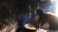 FBahkan, warga satu Kampung Babakan Sabrang mayoritas penduduknya dikenal mahir membuat gula aren. Berkah ini karena pohon kaung yang subur membawa berkah. Foto: detikFood/Aris Rivaldo