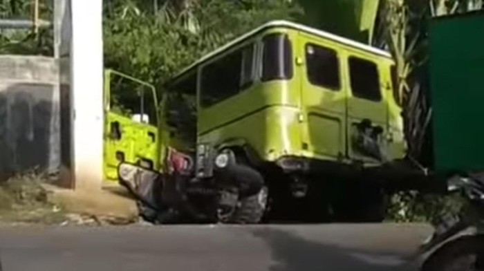 Toyota Hardtop menabrak 2 pemotor di Pitara, Pancoran Mas, Depok, Jawa Barat, Minggu (3/4/2022) pagi.