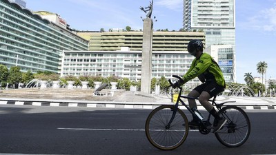 Awal Ramadan, Warga Tetap Berolahraga di Bundaran HI