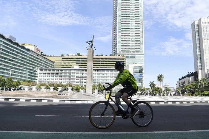 Warga bersepeda di kawasan Bundaran HI, Jakarta, Minggu (3/4/2022). Aktivitas olahraga warga ibu kota pada hari pertama puasa Ramadan terpantau lebih sepi dibanding hari Minggu sebelum-sebelumnya. ANTARA FOTO/Hafidz Mubarak A/aww.