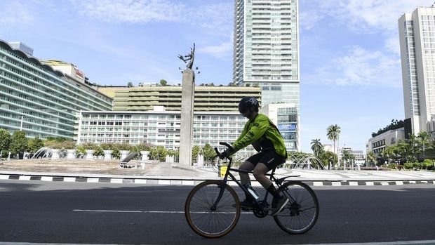 Hari Pertama Puasa Tak Halangi Warga Ibu Kota Berolahraga Warga bersepeda di kawasan Bundaran HI, Jakarta, Minggu (3/4/2022). Aktivitas olahraga warga ibu kota pada hari pertama puasa Ramadan terpantau lebih sepi dibanding hari Minggu sebelum-sebelumnya. ANTARA FOTO/Hafidz Mubarak A/aww.