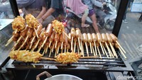 Menu yang ditawarkan di sini cukup beragam yakni hotang dan corndog dengan sosis kecil, sosis besar, sosis mozarella, hingga mozarella kentang. Pilihan sausnya pun tak kalah menarik, ada yang pedas dan ada saus manis. Foto: detikFood/Devi S. Lestari