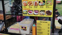 Hotang sendiri merupakan singkatan dari hotdog kentang. Sesuai dengan namanya, jajanan ini terbuat dari sosis ukuran jumbo yang kemudian dilapisi adonan tepung jagung dan potongan kentang.  Foto: detikFood/Devi S. Lestari