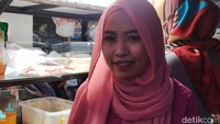 Ia adalah Mita, gadis asal Garut yang sudah berjualan hotang sejak 2013. Foto: detikFood/Devi S. Lestari