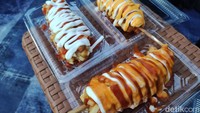 Untuk varian original, hotang dan corndog ini disajikan dengan saus sambal dan mayonnaise. Tapi kalau mau lebih variatif, ada pilihan saus black pepper, keju dan barbeque. Foto: detikFood/Devi S. Lestari