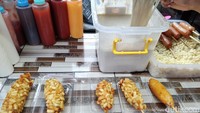 Jika tertarik mencoba hotang dan corndog racikan Mita, kamu bisa langsung datang ke kawasan kuliner PSB Kelapa Gading di Jalan Arteri Kelapa Gading, Jakarta Utara. Foto: detikFood/Devi S. Lestari