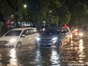 Hujan Deras Akhir Pekan di Surabaya Bikin 21 Titik Banjir dan 3 Pohon Tumbang