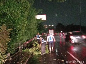 Waspada Cuaca Ekstrem di Jatim, Khofifah Minta Daerah Lakukan Mitigasi Bencana