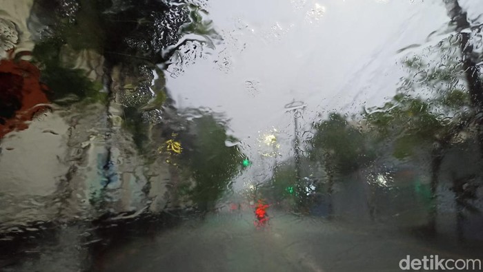 hujan di surabaya