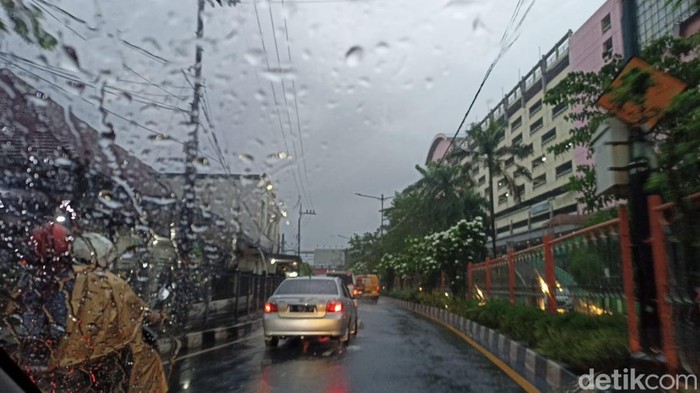 hujan di surabaya