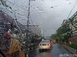 Waspada, Siang Ini Surabaya Diprakirakan Dilanda Hujan Disertai Petir
