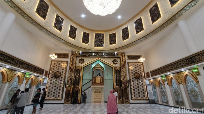 Interior Masjid Songkok Recca Bone