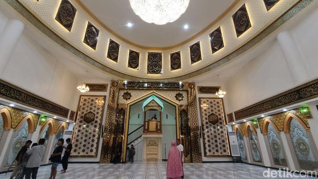 Interior Masjid Songkok Recca Bone