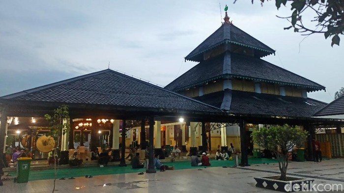 Suasana Masjid Agung menjelang buka puasa.