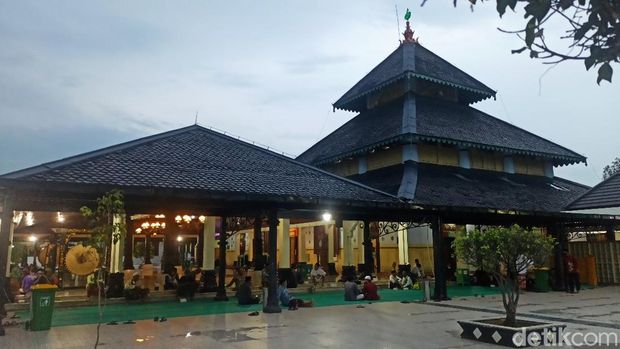 Suasana Masjid Agung menjelang buka puasa.