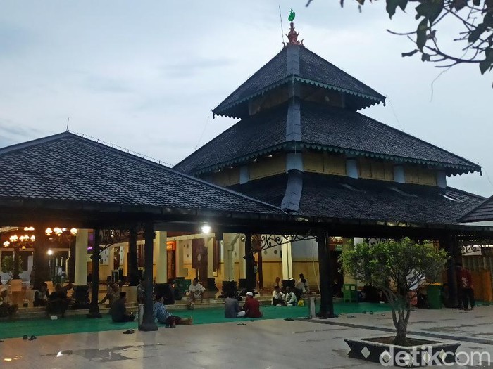 Suasana Masjid Agung menjelang buka puasa.