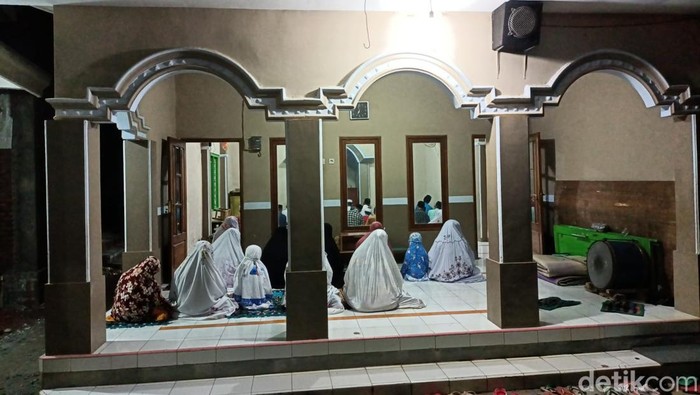 Jemaah Aboge di Kabupaten Probolinggo salat tarawih