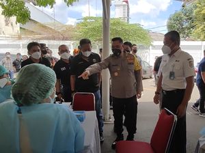 Kapolda Metro Cek Vaksinasi di Pasar Senen: Jangan Pilih-pilih Merek Booster