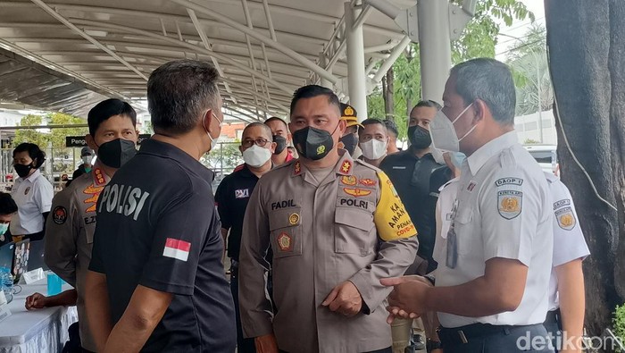 Kapolda Metro Jaya tinjau vaksinasi booster di Stasiun Pasar Senen
