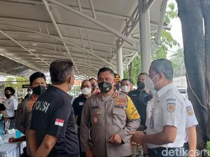 Kapolda Metro Tinjau Vaksinasi Booster di Senen: Tradisi Mudik Harus Dijaga