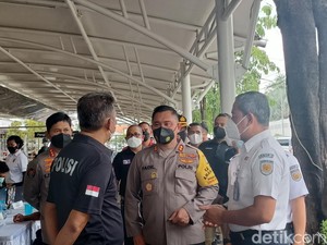 Kapolda Metro Tinjau Vaksinasi Booster di Senen: Tradisi Mudik Harus Dijaga