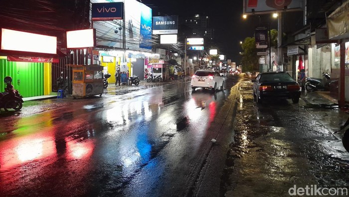 Kawasan Jalan Jatinangor, Kabupaten Sumedang nampak sepi sesaat jelang berbuka puasa.