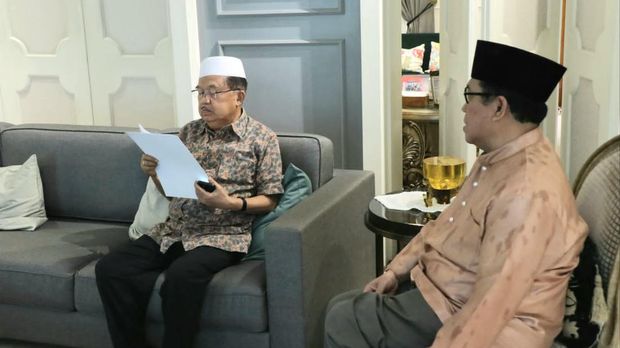 Ketua DMI Jusuf Kalla saat menandatangani pemberhentian tetap Arief Rosyid (dok.istimewa)