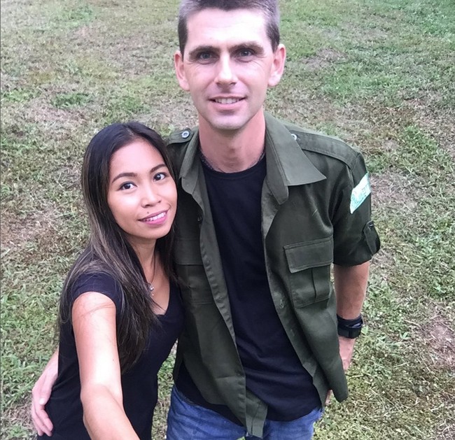 Buat saya sudah menjadi rutinitas untuk menginap di situ setiap tiga minggu. Dan sebaliknya kalau datang dari kota saya akan menginap di losmen kecil itu ada dua lantai, tuturnya. Ketika Chanee sedang berada di lantai dua losmen, ia melihat ada wanita cantik yang sedang menyapu rumah. Perempuan cantik sekali lagi nyapu dan kebetulan juga lihat ke atas dan lihat saya dan itu Prada. Pertama kali saya lihat dia dan saya langsung tertarik, kenang Chanee. Foto: Dok. Instagram @pradakalaweit.