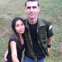 Buat saya sudah menjadi rutinitas untuk menginap di situ setiap tiga minggu. Dan sebaliknya kalau datang dari kota saya akan menginap di losmen kecil itu ada dua lantai, tuturnya. Ketika Chanee sedang berada di lantai dua losmen, ia melihat ada wanita cantik yang sedang menyapu rumah. Perempuan cantik sekali lagi nyapu dan kebetulan juga lihat ke atas dan lihat saya dan itu Prada. Pertama kali saya lihat dia dan saya langsung tertarik, kenang Chanee. Foto: Dok. Instagram @pradakalaweit.