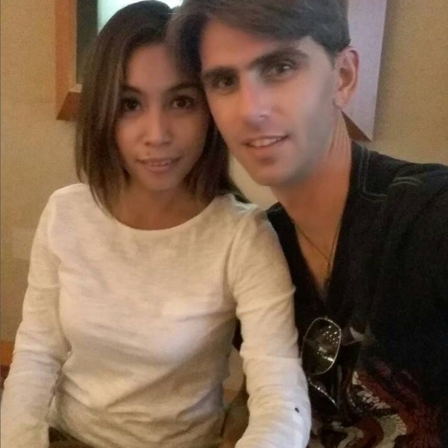 Jadi jauh banget tiga hari dari Palangkaraya bayangkan. Dan di perjalanan ke Kalaweut di Taman Nasional Bukit Baka Bukit Raya, kalau kalian mau cari di peta. Saya harus setop menginap di Kecamatan Marikit, nama Desa Tumbang Hiran, ungkap Chanee yang di dalam videonya tampak sedang berada di hutan. Chanee saat itu tinggal di salah satu losmen kecil di Desa Tumbang Hiran karena dia telah menempuh satu hari perjalanan. Esok harinya dia harus berangkat kembali dengan perahu kecil sekitar tujuh jam untuk sampai ke Kalaweit. Foto: Dok. Instagram @pradakalaweit.