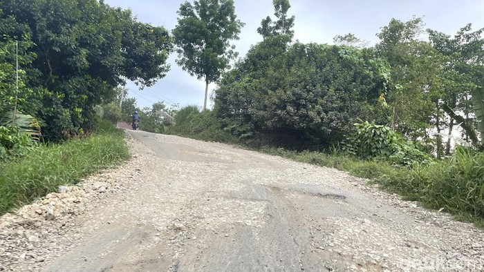 Kondisi jalan di Desa Kabere, Kecamatan Cendana, Enrekang rusak parah dan rawan memicu kecelakaan.