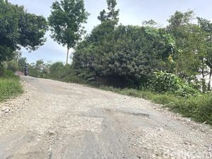 Jalan Rusak di Enrekang Rawan Picu Kecelakaan, Truk Terguling Jadi Ancaman