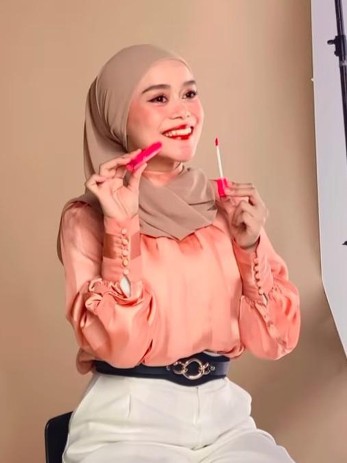 Gaya hojab Lesti Kejora yang disorot.