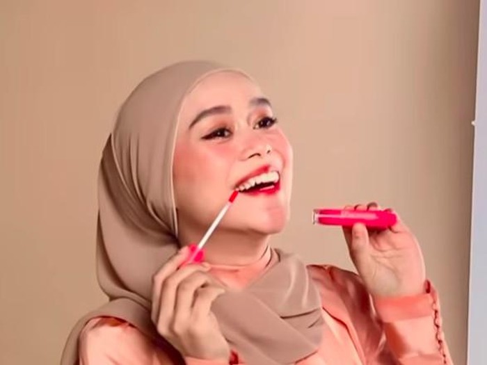 Gaya hojab Lesti Kejora yang disorot.