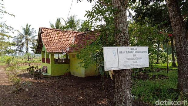 Makam Mbah Bungkus di Pangandaran.
