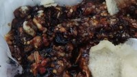 Menyukai makanan manis mungkin membuat sebagian orang senang menambahkan kecap ke dalam makanannya. Tetapi apakah pelanggan nasi goreng ini terlalu menyukai kecap sampai menambahkannya sebanyak ini? Foto: Instagram/onecak