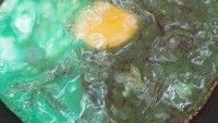 Ingin tampil berbeda, netizen ini punya ide untuk memberi warna pada telurnya. Jika biasanya kuning telur akan dikelilingi dengan putih telur, tetapi bagian putih telur yang ini justru berwarna hijau. Foto: Instagram/onecak
