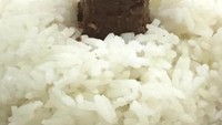 Punya konsep yang unik, netizen ini menyantap nasi putih dengan wafer berlapis cokelat. Masih belum diketahui motifnya. Antara kekurangan lauk atau memang memiliki selera yang berbeda. Foto: Instagram/onecak